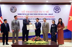 Hà Nội tặng New York 150.000 chiếc khẩu trang phòng COVID-19