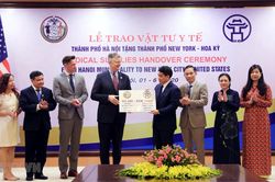Hà Nội trao tặng thành phố New York vật tư y tế phòng, chống COVID-19