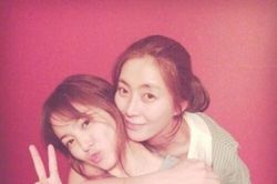 Khoe tình bạn 19 năm trên MXH, Song Hye Kyo và 'phu nhân K2' Song Yoon đứng top 1 Naver