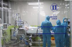 Phi công người Anh mắc Covid-19 nguy kịch lần đầu mỉm cười sau 57 ngày ECMO