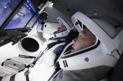 Bên trong con tàu lịch sử của SpaceX