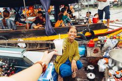 Một sớm trên chợ nổi Cái Răng
