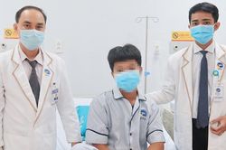 Thiếu niên 15 tuổi bị đâm thấu ngực bằng vỏ chai bia