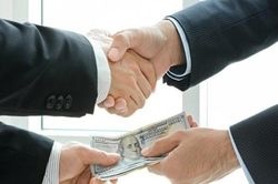 Bắt quả tang thiếu úy công an nhận tiền hối lộ