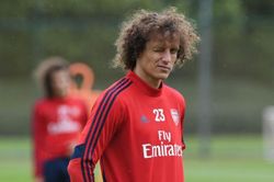 Arsenal bị chỉ trích vì mất 24 triệu bảng cho 1 năm sử dụng David Luiz