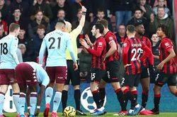 Nhóm cuối bảng lo Premier League dừng lại