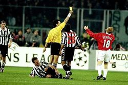Scholes vẫn trách Deschamps vì chiếc thẻ vàng định mệnh