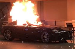 Người biểu tình Mỹ 'hóa vàng' siêu xe Mercedes-AMG GT