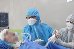 Phi công Anh mỉm cười, tay chân hồi phục tốt