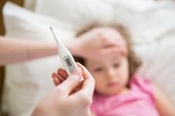 10 biểu hiện nguy hiểm và 5 nguyên tắc phòng bệnh trẻ sốt siêu vi