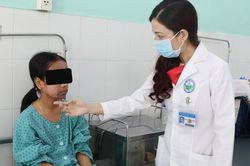 Sử dụng sản phẩm trắng da siêu tốc, một thiếu nữ bị hủy hoại da mặt