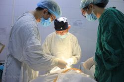 Bệnh nhi 3 tuổi bị chọc rách vòm họng khi hút nước bằng ống sắt