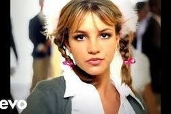 Phong cách thời trang ấn tượng của ca sĩ 'Baby One More Time'