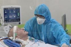 Nam phi công người Anh mắc COVID-19 đã mỉm cười, bắt tay bác sĩ bệnh viện Chợ Rẫy