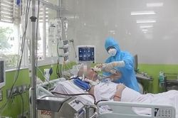 Bệnh nhân Phi công người Anh tỉnh táo, thực hiện các y lệnh của bác sỹ