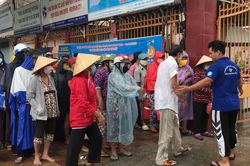 Đội mưa nhận quà từ 'ATM thực phẩm'