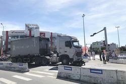 Bé trai 6 tuổi thiệt mạng, mẹ nguy kịch sau va chạm với xe container