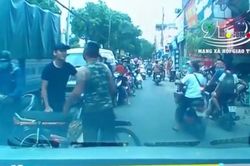 Thanh niên xăm trổ ngang nhiên dắt xe máy để giữa đường chặn xe qua lại