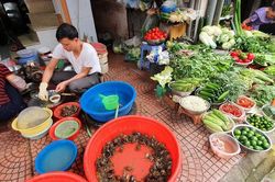 Nắng nóng, cua đồng, dừa tươi đắt hàng, giá tăng