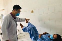 Nam thanh niên trèo dừa ngã gãy cột sống