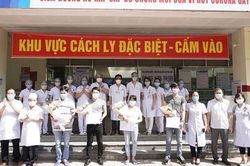 Bác gái bệnh nhân số 17 về nhà sau 3 tháng nằm viện, thêm 4 ca Covid-19 khỏi bệnh