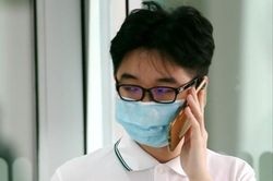 Ra tòa vì nhổ nước bọt, ném cốc vào mặt người giúp việc gia đình