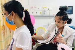 Hiện thực ước mơ làm bác sĩ cho cô bé bị ung thư xương