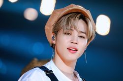 8 kiểu mũ nổi tiếng sau khi được Jimin diện ra sân bay