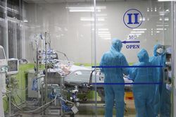 BN 91 phi công người Anh đã mỉm cười, bắt tay bác sĩ