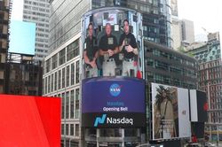 Ba phi hành gia NASA rung chuông giao dịch chứng khoán Nasdaq từ vũ trụ