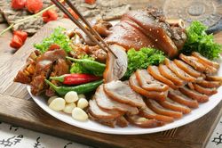 'Ứa nước miếng' món chân giò luộc xì dầu ngon trứ danh của Hàn Quốc