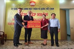 Tiếp nhận 100.000 USD do Pharma Group ủng hộ phòng, chống COVID-19