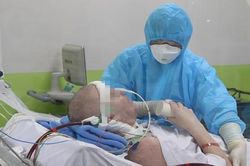 Bệnh nhân 91 có thể mỉm cười và bắt tay bác sĩ