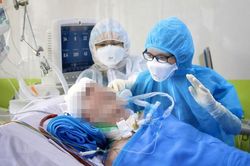 Phi công người Anh mắc COVID-19 đã tỉnh táo hoàn toàn