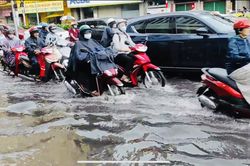 Mưa lớn giờ tan tầm, người Sài Gòn bì bõm lội nước về nhà