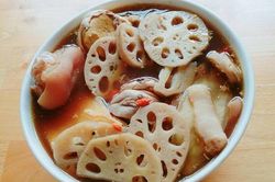 Cách làm món canh chân giò hầm củ sen thơm ngon bổ dưỡng ngày nắng
