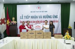 AB InBev tặng 140.000 lon nước sạch cho người dân vùng hạn mặn