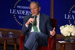 Cựu Tổng thống Bush: Sự bất công và nỗi sợ hãi đang bóp nghẹt đất nước