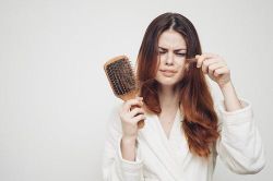 Rụng nhiều tóc là dấu hiệu của bệnh gì?