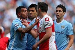 Aguero 'khiếp vía' khi đối diện 'sát nhân' từng hạ đo ván Tevez
