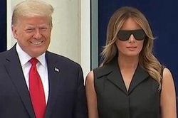 Bà Melania cười gượng ép khi chụp hình chung với ông Trump