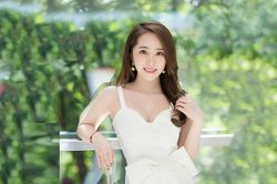 'Cá sấu chúa' Quỳnh Nga diện váy trắng tinh khôi tôn vòng 1 quyến rũ