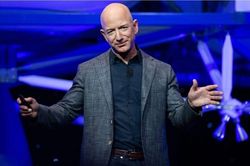 Đối thủ của Jeff Bezos trong cuộc đua thành tỉ phú nghìn tỉ USD đầu tiên
