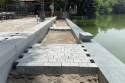 Vỉa hè Hồ Gươm được lát đá hoa cương đẹp, bền, phù hợp cảnh quan