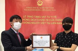 Người Việt ở Nga đón nhận 18.000 khẩu trang Chính phủ gửi tặng