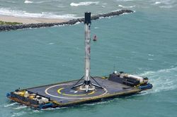 Tên lửa SpaceX cập bờ sau chuyến phóng tàu vũ trụ lịch sử
