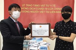 Người Việt tại Nga đón nhận lô khẩu trang y tế do Chính phủ Việt Nam gửi tặng