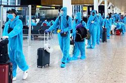 Gần 340 người Việt từ Anh về nước tại sân bay Tân Sơn Nhất