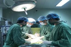 Một phụ nữ bị vòng tránh thai 'đi lạc' xuyên thành bàng quang