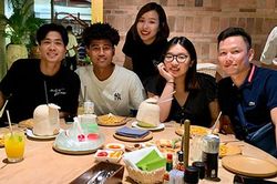 Rò rỉ bức ảnh hiếm hoi Công Phượng chụp cùng bạn gái Thạc sỹ; Trận Hà Nội vs HAGL bán ra 1 vạn vé